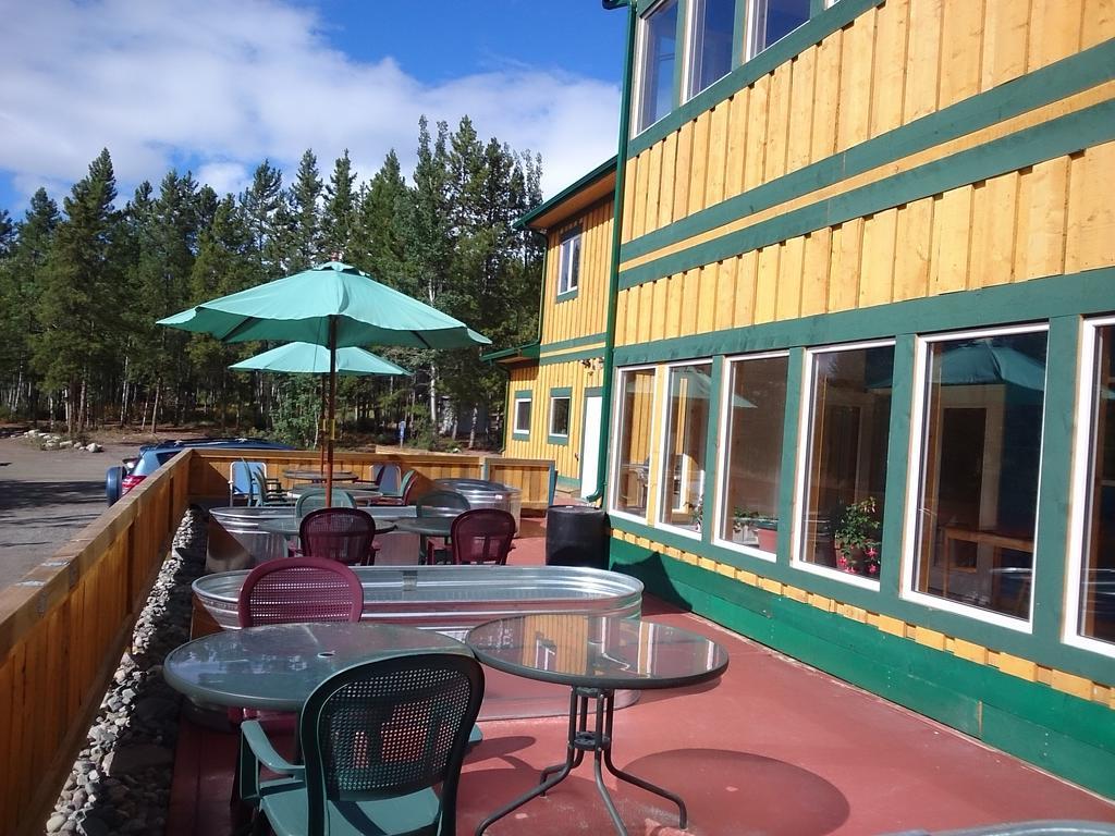 Hot Springs Campground & Hostel Upper Laberge Екстериор снимка